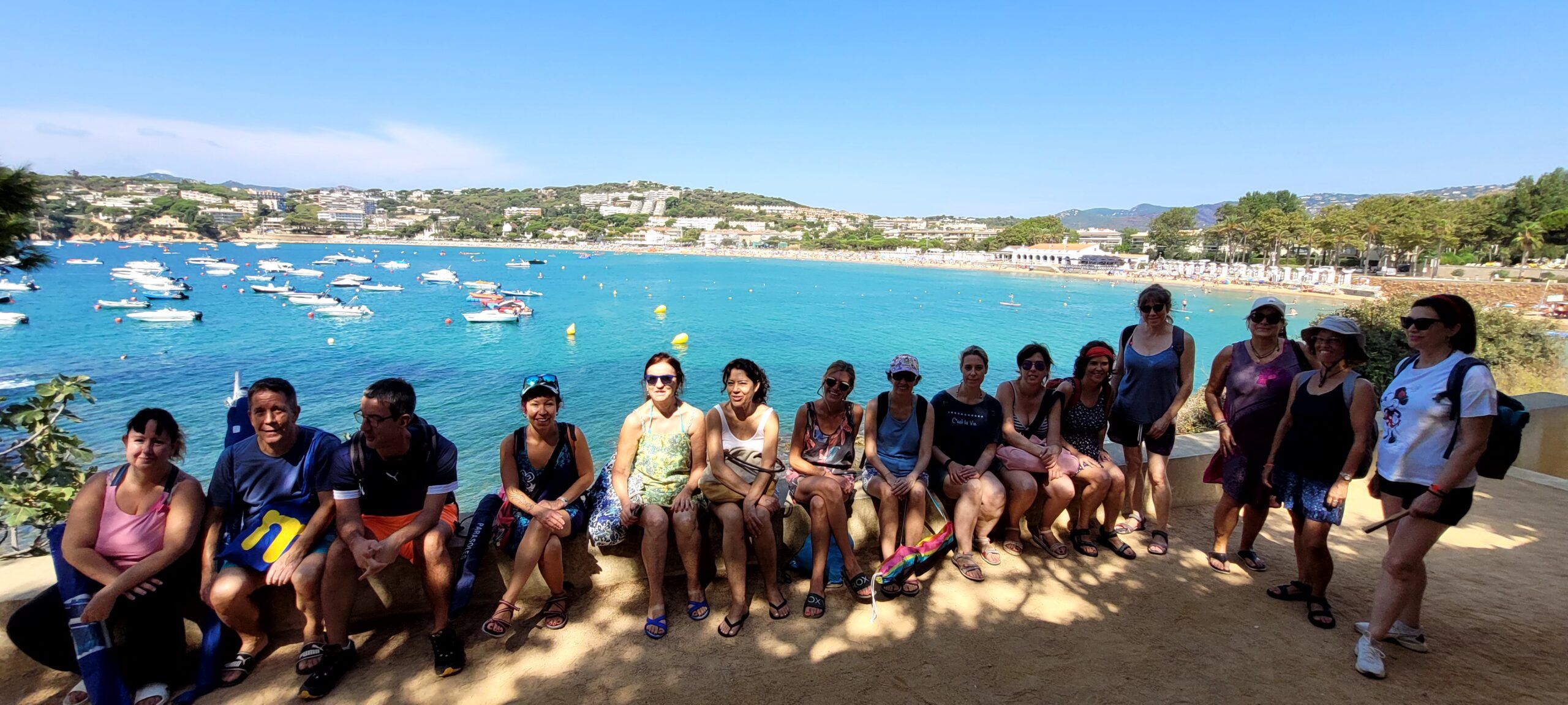 Vacaciones en grupo para personas que viajan solas en la Costa Brava con playa y actividades