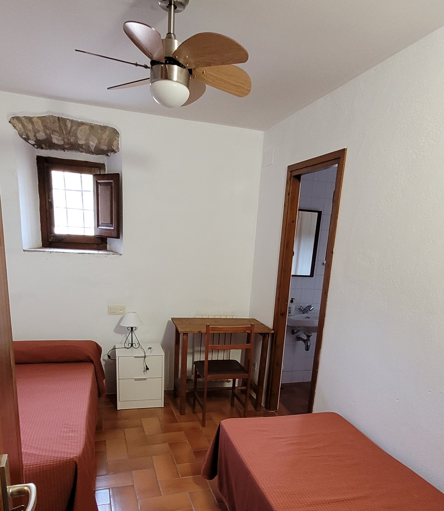 Habitación doble de Mas Dausà en Castell d'Aro con dos camas y baño privado para el retiro Reval