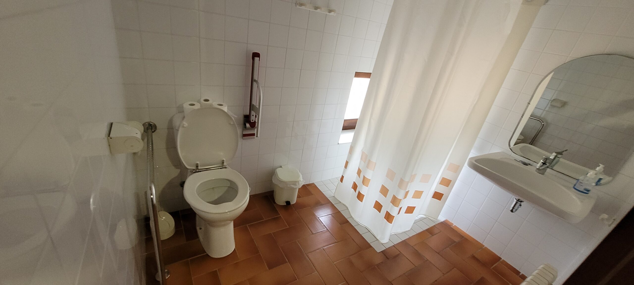Baño adaptado de Mas Dausà en Castell d'Aro para habitaciones accesibles del retiro Reval