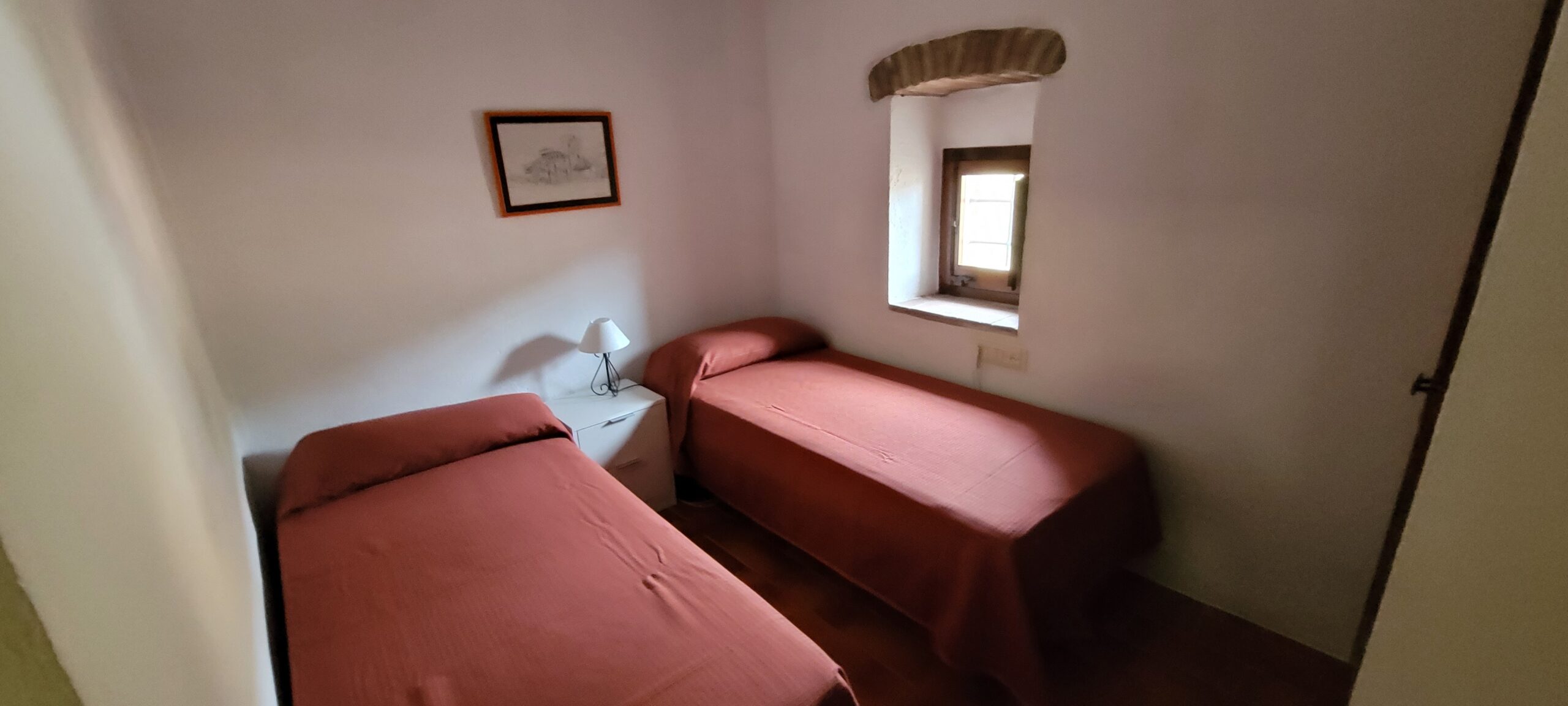 Habitación doble de Mas Dausà en Castell d'Aro con baño compartido para participantes del retiro Reval