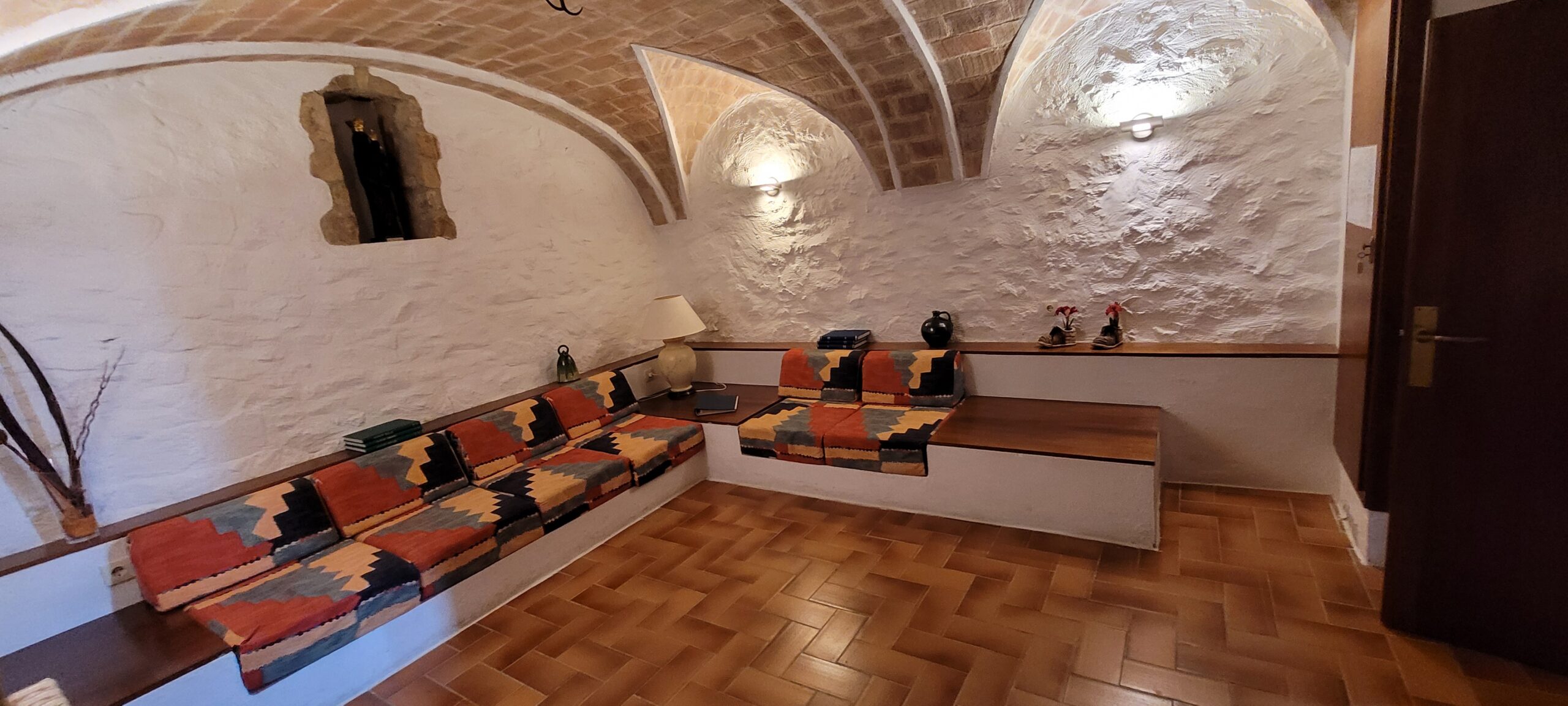 Sala de descanso de Mas Dausà en Castell d'Aro con arcos de volta catalana y arquitectura tradicional