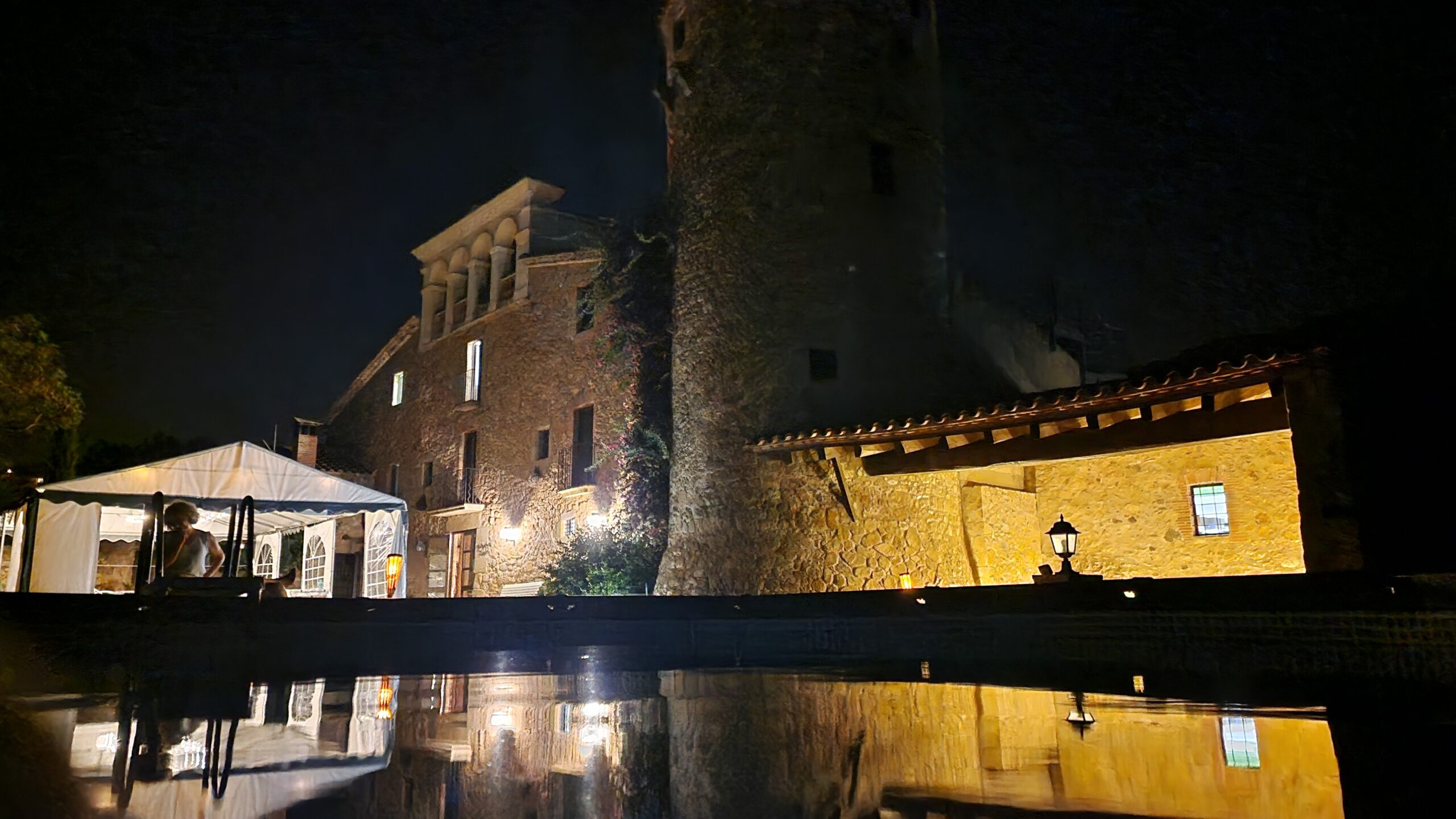 Vista nocturna de Mas Dausà en Castell d'Aro desde la piscina durante el retiro de verano Reval