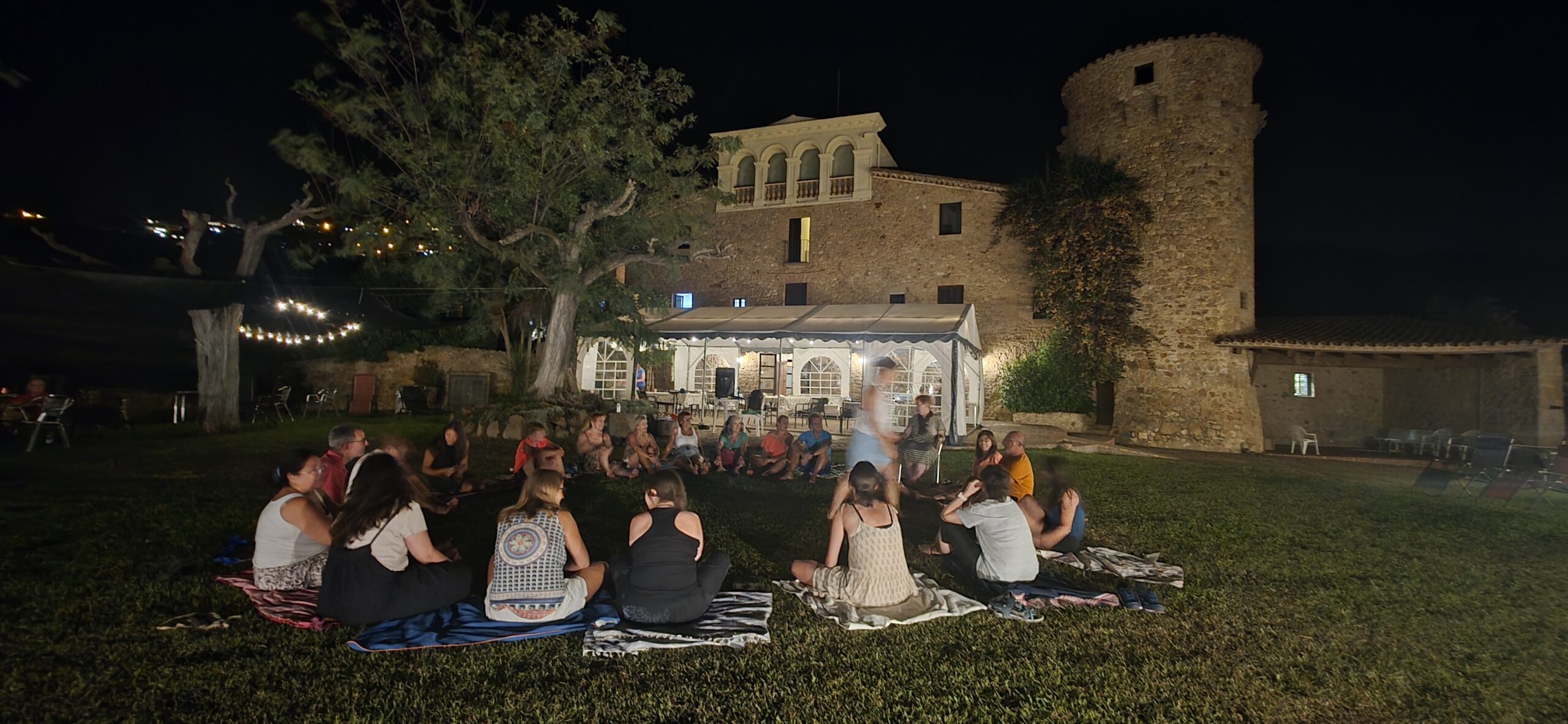 Grupo compartiendo una actividad tranquila por la noche durante un retiro de bienestar