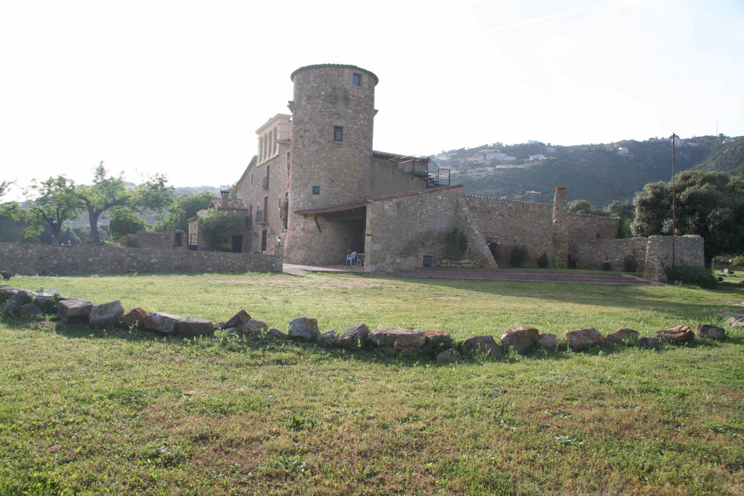 Vista lateral de Mas Dausà en Castell d'Aro con su torre del siglo XVII rodeada de naturaleza
