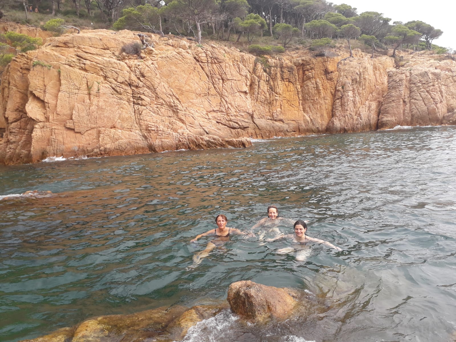 Momento de descanso y bienestar durante un retiro de verano en la Costa Brava