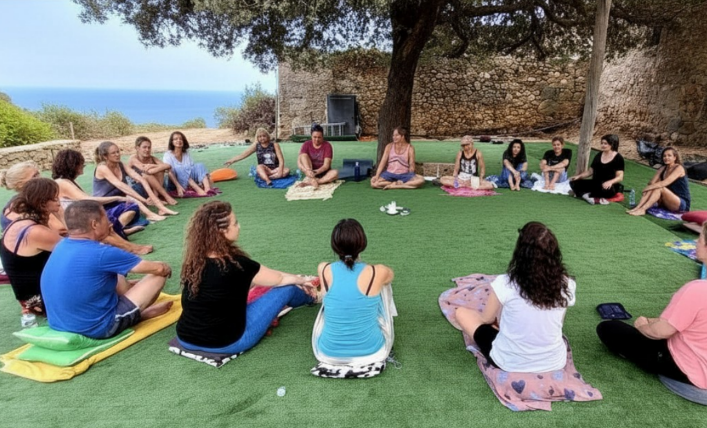 Grupo compartiendo actividades de retiro con yoga meditación y crecimiento personal en Reval