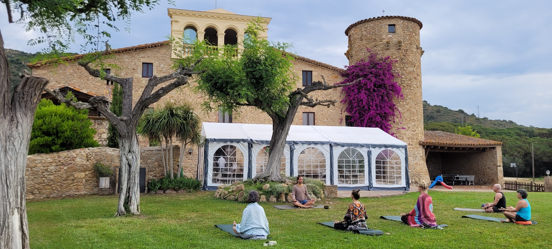 Fachada de Mas Dausà en Castell d'Aro con zona exterior para comidas y cenas del retiro de verano Reval