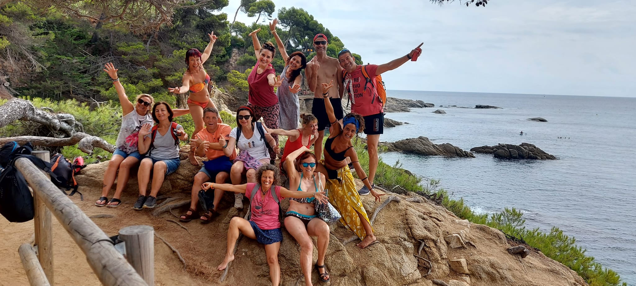Grupo disfrutando de una ruta junto al mar en unas vacaciones saludables en la Costa Brava
