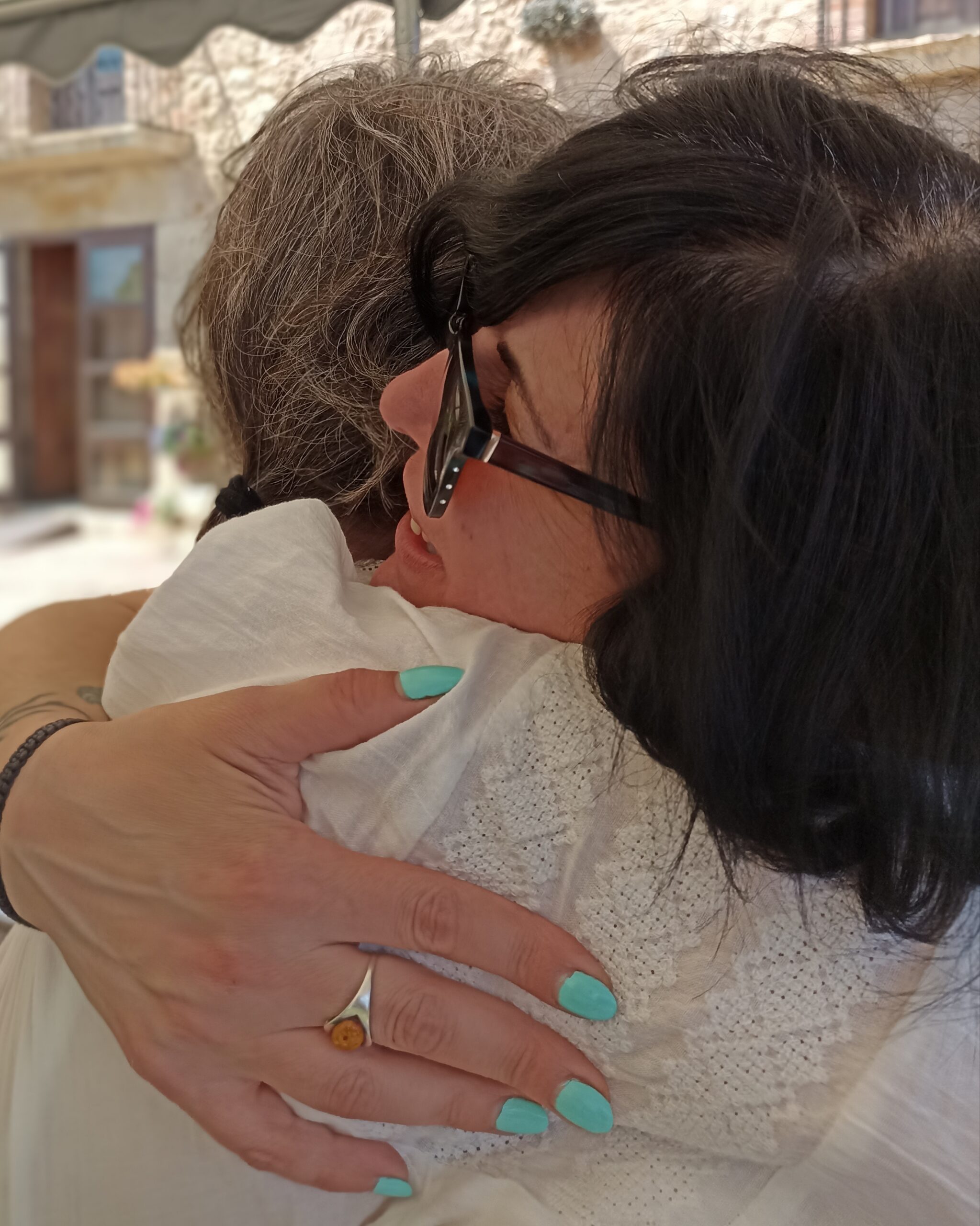 Abrazo de despedida entre participantes después de un retiro de bienestar y vacaciones alternativas
