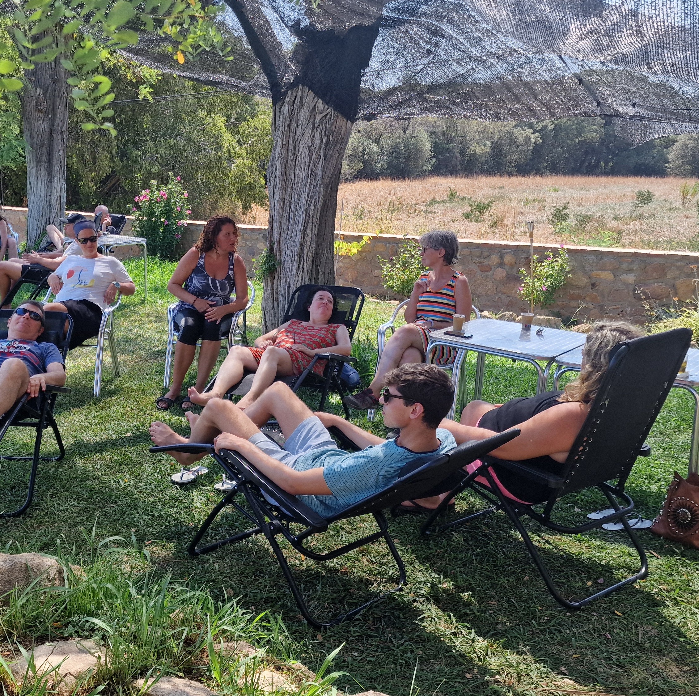 Personas compartiendo momentos tranquilos en un retiro de bienestar y vacaciones alternativas